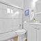 Spacious 2 Bedroom Townhome by StayLage