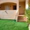 Bajo con jardín a pie de playa y piscina comunitaria con jacuzzi