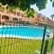 Bajo con jardín a pie de playa y piscina comunitaria con jacuzzi