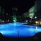 Bajo con jardín a pie de playa y piscina comunitaria con jacuzzi