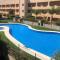 Bajo con jardín a pie de playa y piscina comunitaria con jacuzzi