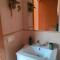 Bajo con jardín a pie de playa y piscina comunitaria con jacuzzi