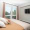 KING BED Modern 2 Bed 2 Bath Pool & Hot Tub