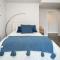 KING BED Modern 2 Bed 2 Bath Pool & Hot Tub