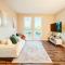 KING BED Modern 2 Bed 2 Bath Pool & Hot Tub
