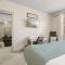 Butterfly themed Kings Apartment with private garage & access to Lux hot tub, BBQ & Gym