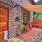 CASTLE COTTAGE Self catering fully equipped homely 120sqm double story king bed cottage in a lush green neighborhood