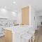 M Lake Worth Beach - Modern Villas Near West Palm Beach, Chic Retro Vibes, King Bed, Cozy Backyard, BBQ, Workspace, High-Speed Internet, Free Parking, 5 Minutes to Downtown & Beach