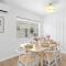 M Lake Worth Beach - Modern Villas Near West Palm Beach, Chic Retro Vibes, King Bed, Cozy Backyard, BBQ, Workspace, High-Speed Internet, Free Parking, 5 Minutes to Downtown & Beach