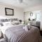 Waterview luxury hideaway, 2 min walk to all, pool