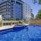 Waterview luxury hideaway, 2 min walk to all, pool