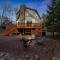 roomy CHALET in Lake harmony - 3 mins WALKING distance to LAKE, BB, JACK FROST Ski mts with LINENS, TOWELS, FIREPIT, HOTTUB, GAMES, GRILL - Lake Harmony