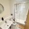 Modern spacious 2 bed Apartment, close to Gunwharf Quays & Historic Dockyard - Balcony, Smart Tv, Free Parking, WiFi, Double or single beds