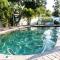 Coral Cottage pool gas firepit a 2bed 2bth sleeps 6