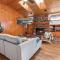 Delightful 3-bedroom cabin with hot tub