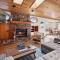 Delightful 3-bedroom cabin with hot tub