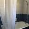 Kings Palace - spacious 2-bed with sea views and large patio - Пафос