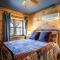 Cozy Cabin + Mt View/River/Hot Tub/Pool Table - 布恩