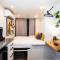 The Honeycomb-Tiny Container Home 12 Min. to Magnolia/Baylor