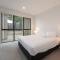 3BR Apt w/ Parking - 600m to Chadstone! - Oakleigh