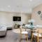 VIVID - Warm & Cosy House, pool, ev station, fireplace
