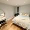 2Bdr Modern Apartment in Hammersmith West London - London