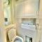 2Bdr Modern Apartment in Hammersmith West London - London