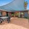 Spacious 3BR house with a cosy log fire & luxury spa bath