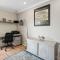Spacious 3BR house with a cosy log fire & luxury spa bath
