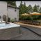 Stubbs House, Loddon, sleeps 20, 2 hot tubs