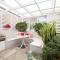 Times Square Terrace - Vibrant Charm in Newys Heart