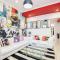 Times Square Terrace - Vibrant Charm in Newys Heart