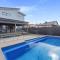 Contemporary Coastal Escape with Sparkling Pool - 罗斯巴德