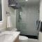 Victoria Family Vacation Home - King Bed Private Yard BBQ Deck Gazebo - 4 Minutes To The Falls