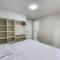 Apartamento novo com 3 quartos e 3 banheiros.