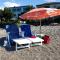 Seafront Apartment by the sea and with a beach and with big garden - 里泽