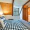 Deck and Grill A-Frame Cabin in Munds Park!