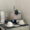 The smaller new refurbished ensuite room 5min from beach parking in Guest house