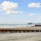 Folly Vacation 620 Three Bedroom Home, one block to the beach and pet friendly - فولي بيتش