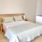 Beautiful 2 bedroom, pool, beach