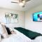 Bright Top Floor-King Bed-Parking-Fast Wi-Fi