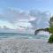 3 bedroom luxury condo next to beach & pools, ac and internet