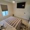 Modern/Retro Condo - هاي بوينت