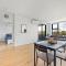 Spacious & Open 2 bd 2bth Unit in Canberra City - كانبرا