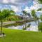 Kayaks and Canal Access Cape Coral Sanctuary - كيب كورال