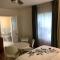 Queen Bedroom Ensuite, Bright, Modern with Parking - Santa Ana