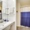 Modern and Spacious Home - 6 Mi to Dtwn South Bend - Granger