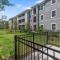 Upscale 1BR/1BA: Resort Vibes, City Edge, Bliss - ملبورن