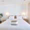 Beachfront Deluxe pool access room one-minute walk to Wonnapha beach FREE DISNEY PLUS - Bang Saen