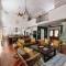 The Athena Hideaway - hottub, firepit, lake & racetrack